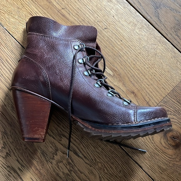 Neosens Size 9 or 9.5 (40 European) ankle boot with chunky 3” heel - Picture 9 of 11